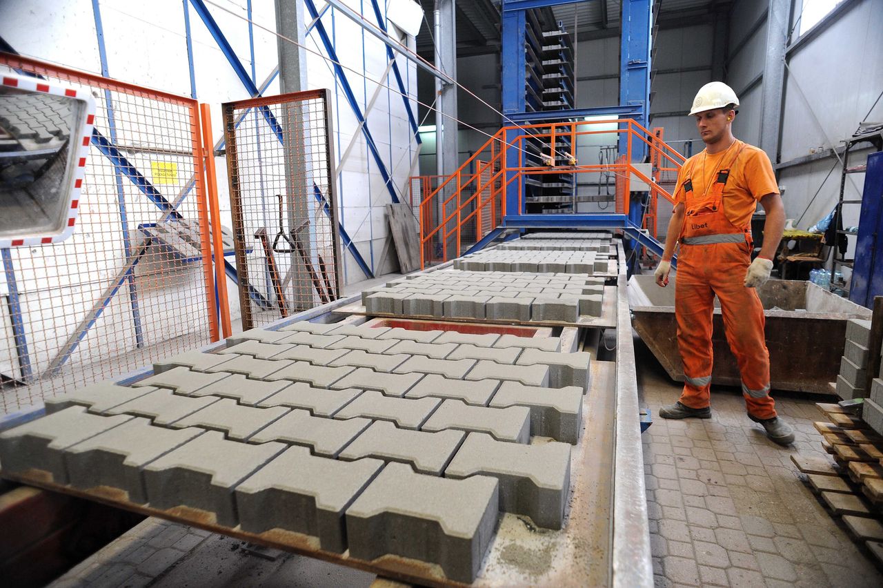 Kostka brukowa schodzi na pniu. Libet wrócił do życia po sprzedaży dwóch zakładów