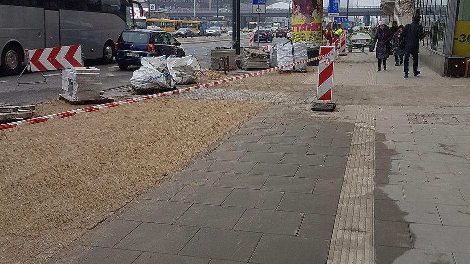 Chodnik antysmogowy powstający w centrum Warszawy. Podobny powstaje też na Żoliborzu. 