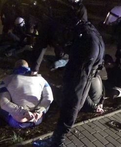 Katowice: policjanci zapobiegli "ustawce" pseudokibiców. Znaleźli przy nich dwa pistolety, noże i maczety