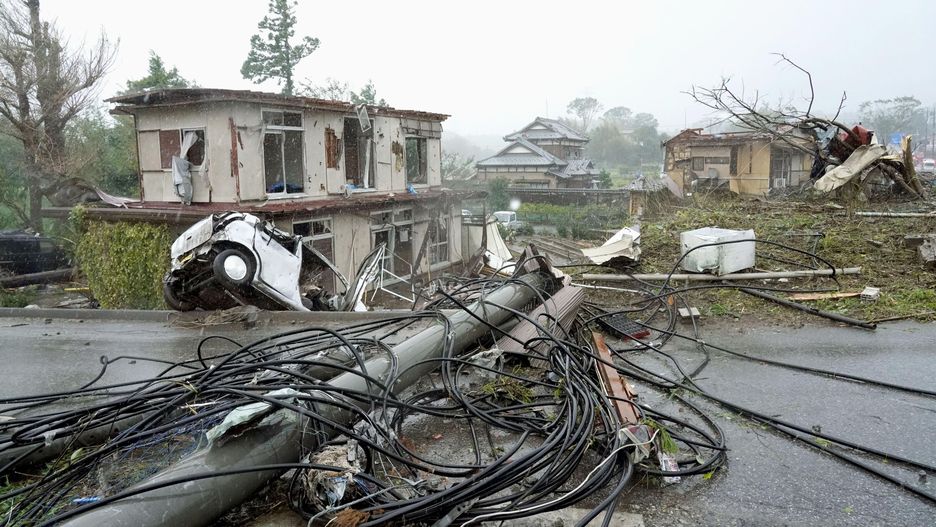 Japonia. Tajfun Hagibis uderzył w Japonię, pierwsze zniszzczenia są w mieście Ichihara, w pobliżu Tokio