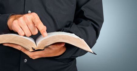 Panika na stacji kolejowej w Londynie. Pasażer z plecakiem czytał Biblię