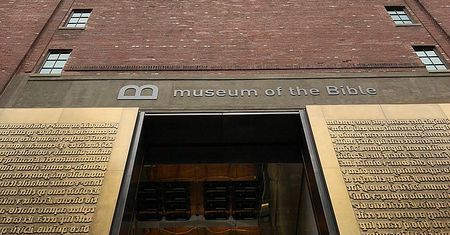 W Muzeum Biblii chciał pokazywać eksponaty z przemytu. Trafiły do USA jako "kafelki ceramiczne"