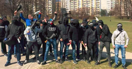 Kibole zapowiadają kolejne ataki z maczetami. To zdjęcie zrobiono w biały dzień