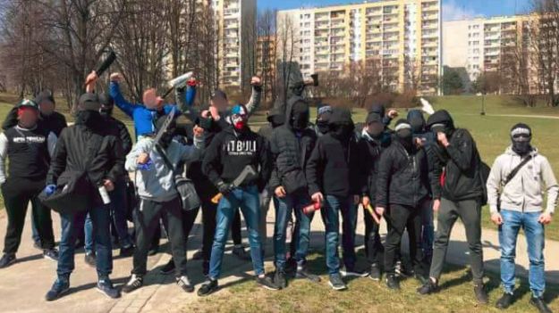 20 mężczyzn z maczetami pozuje w krakowskim parku