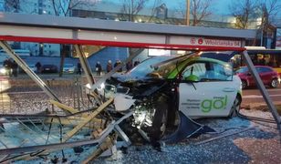 Warszawa. O krok od tragedii na Żoliborzu. BMW skasowało przystanek [ZDJĘCIA]