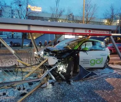 Warszawa. O krok od tragedii na Żoliborzu. BMW skasowało przystanek [ZDJĘCIA]