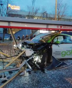 Warszawa. O krok od tragedii na Żoliborzu. BMW skasowało przystanek [ZDJĘCIA]