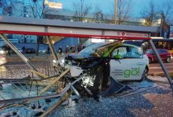 Warszawa. O krok od tragedii na Żoliborzu. BMW skasowało przystanek [ZDJĘCIA]