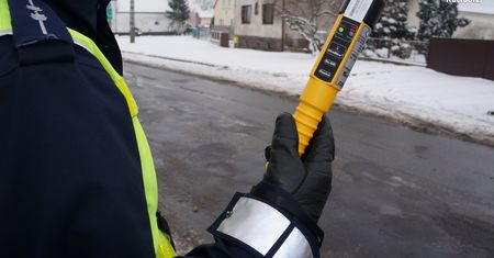 Pijany 79-latek jechał całą szerokością drogi. "Słowa uznania dla obywatelskiej postawy świadków"