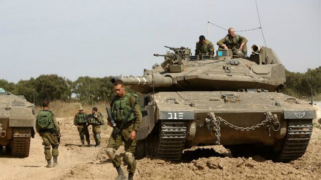 Izraelscy żołnierze strzegący granicy między Izraelem a Strefą Gazy