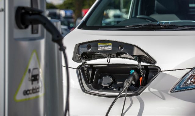 Polska potęgą w elektrycznych samochodach? Za dekadę ma tu być milion takich aut - anonsuje rząd