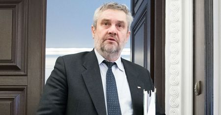 Minister Ardanowski rozdaje pieniądze. Giga premie w urzędach podległych resortowi rolnictwa