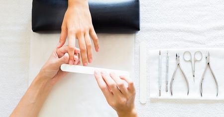 Piękny manicure i zdrowe paznokcie. Jakich kosmetyków warto używać?