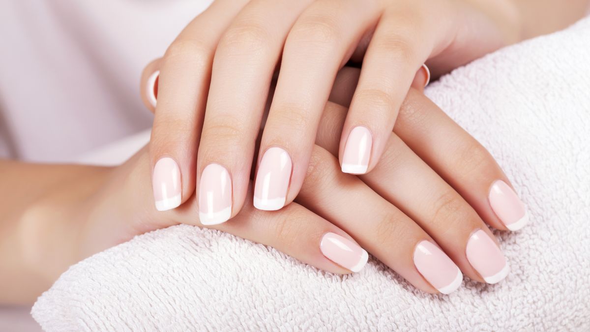 Piękne dłonie z klasycznym manicure francuskim