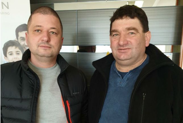 Rolniczy sami zaczęli badać skutki stosowania chemii w uprawach. Po lewej Marcin Bustowski organizator akcji, po prawej Bogusław Leszczyński, u którego stwierdzono rekordowy poziom glifosatu w moczu. 