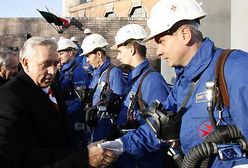 Lepper pod pomnikiem upamiętniającym górników z "Wujka"