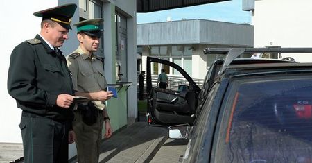 Celnik bez telefonu i badany wariografem