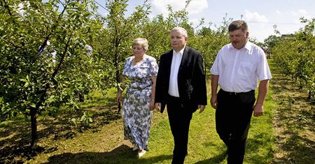 Jarosław Kaczyński w sadzie