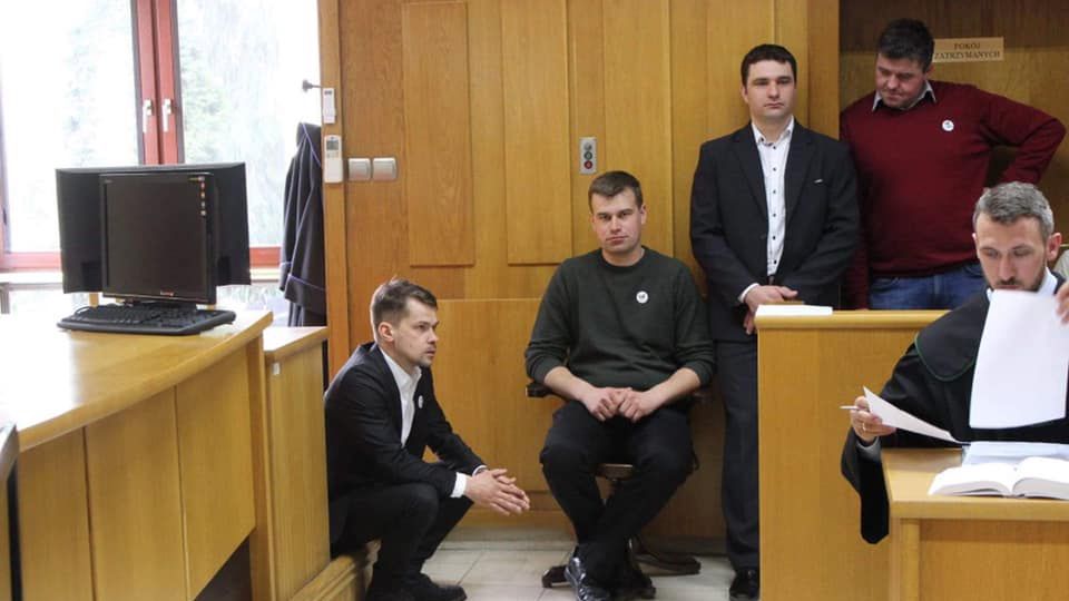 Michał Kołodziejczak na sali sądowej.