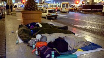 Pielgrzymi śpią na ulicy w pobliżu Placu św. Piotra w Rzymie