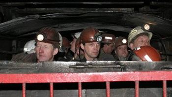 Prowadzący akcję ratunkową górnicy zjeżdżają na dół kopalni