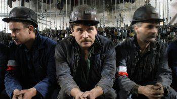 Górnicy w czasie 24-godzinnego strajku ostrzegawczego w przewidzianej do likwidacji kopalni Rozbark w Bytomiu