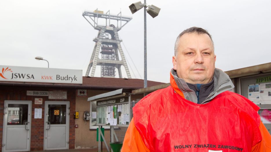 Szef zakładowego Związku Zawodowego "Sierpień '80" Krzysztof Łabądź przed Kopalnią Węgla Kamiennego "Budryk" w Ornontowicach