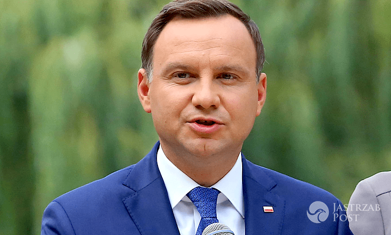 Andrzej Duda miał groźny wypadek! Jego auto wpadło do rowu. Mamy zdjęcie rozbitego samochodu