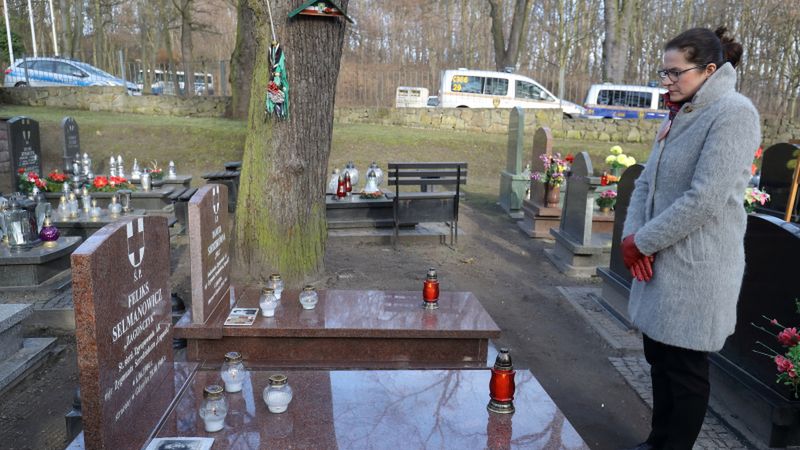 Aleksandra Dulkiewicz na grobach "Inki" i "Zagończyka" w Gdańsku 