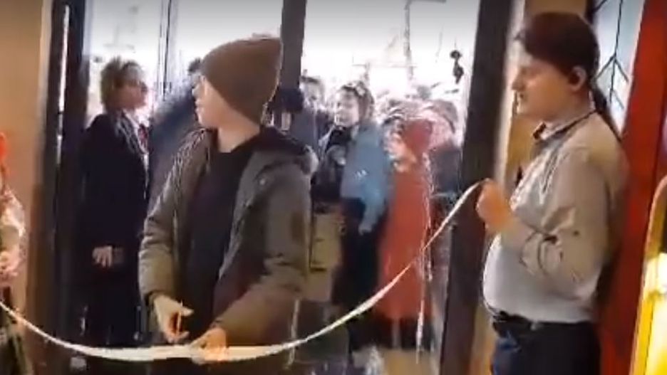 Moment przecięcia wstęgi w łowickim McDonald's (kadr dzięki uprzejmości lowicz24.eu)