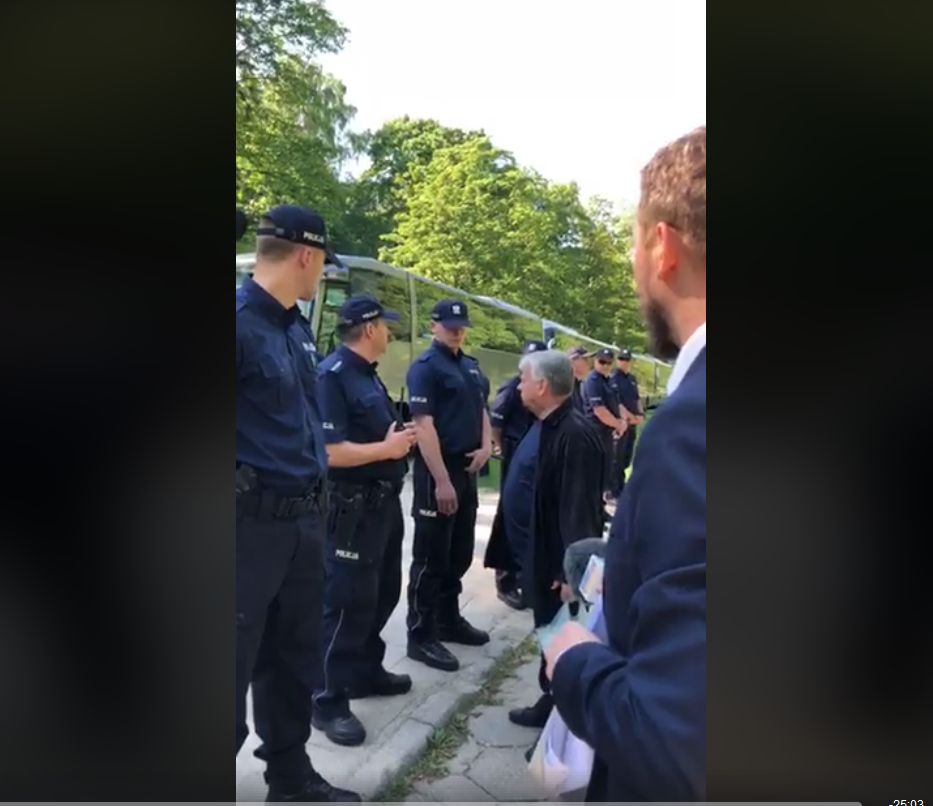 Bogdan Borusewicz niewpuszczony na cmentarz. Policja mówi o "skandalicznej postawie" 