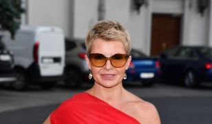 Joanna Racewicz cała w czerwieni. Jej twarz nie wyraża żadnych emocji