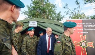 Antoni Macierewicz przyjechał pomóc. Po chwili sam potrzebował pomocy