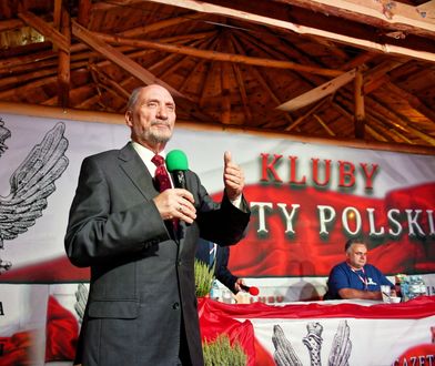 "Gang Antoniaków". Jak Antoni Macierewicz robi show na prowincji