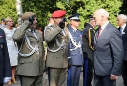 Antoni Macierewicz witany z honorami przez generałów. "Nadgorliwość, czołobitność i lizusostwo"