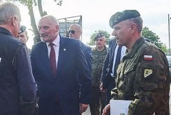 "Uważajcie, nie ma co ryzykować". Szef MON do żołnierzy pomagających po nawałnicy