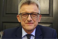 Fortel Stanisława Piotrowicza. Przed niewygodnymi pytaniami skrył się w klasztornej sali