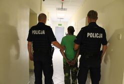 Dramatyczne sceny w Łowiczu. 38-latek biegał po ulicy z nożem i śrubokrętem w ręku, zaatakował policjanta