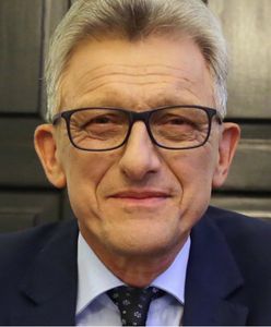 Fortel Stanisława Piotrowicza. Przed niewygodnymi pytaniami skrył się w klasztornej sali