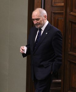 Macierewicz był bardzo hojny. Wiemy, ile wydał na nagrody