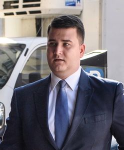 Bartłomiej Misiewicz odmieniony. W areszcie schudł i został bibliotekarzem