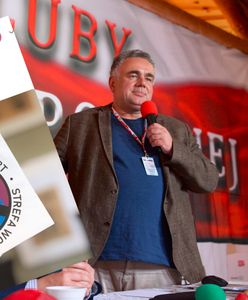 "Gazeta Polska" rozdaje kontrowersyjne naklejki. Sakiewicz o LGBT: ma cechy ideologii totalitarnej