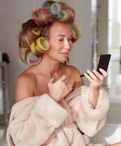 Joanna Przetakiewicz pozuje w wałkach na głowie