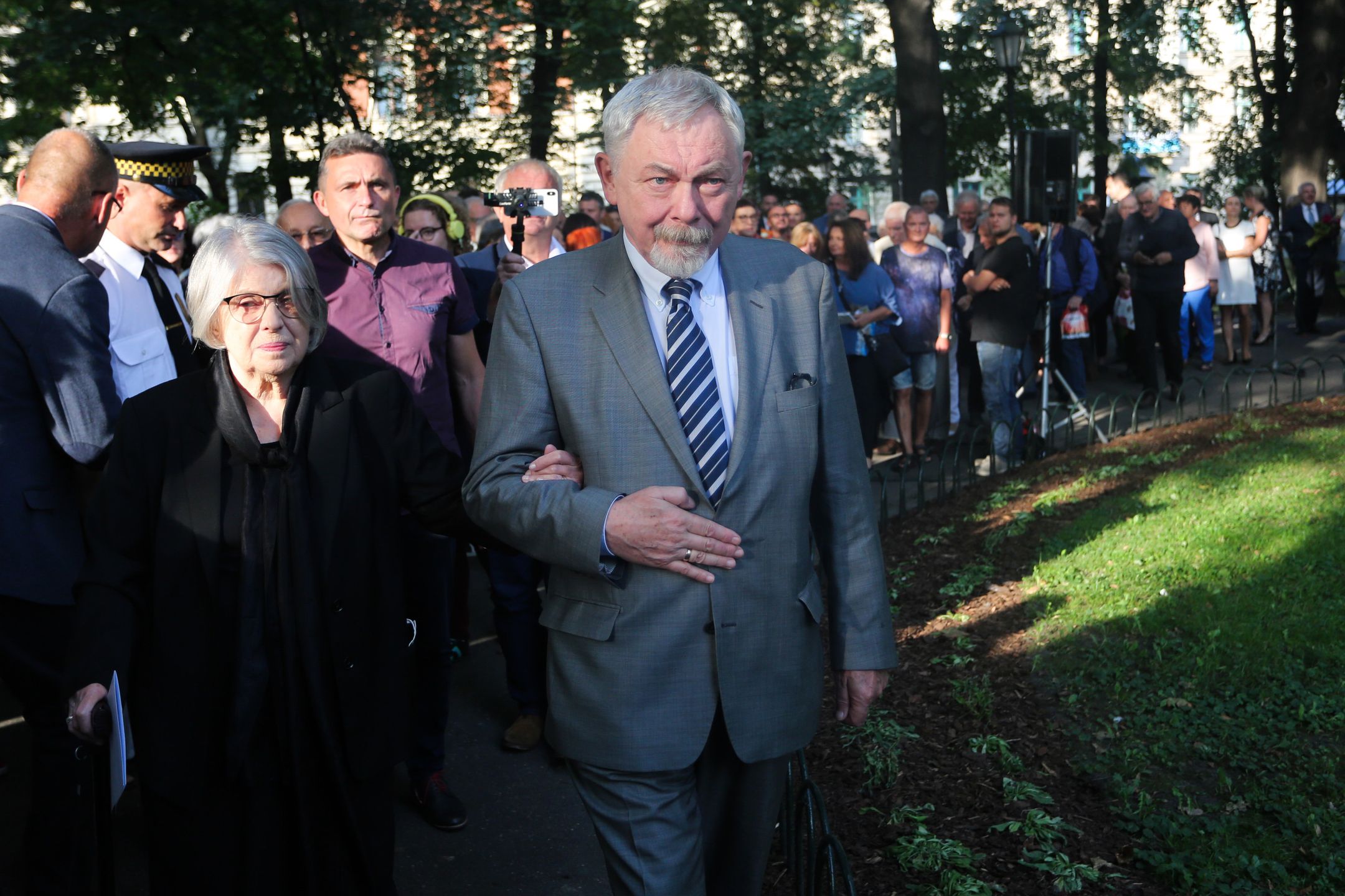 Skwer im. Andrzeja Wajdy na krakowskich Plantach - w uroczystości nadania imienia uczestniczyła wdowa po reżyserze Krystyna Zachwatowicz-Wajda i Jacek Majchrowski - prezydent Krakowa. 