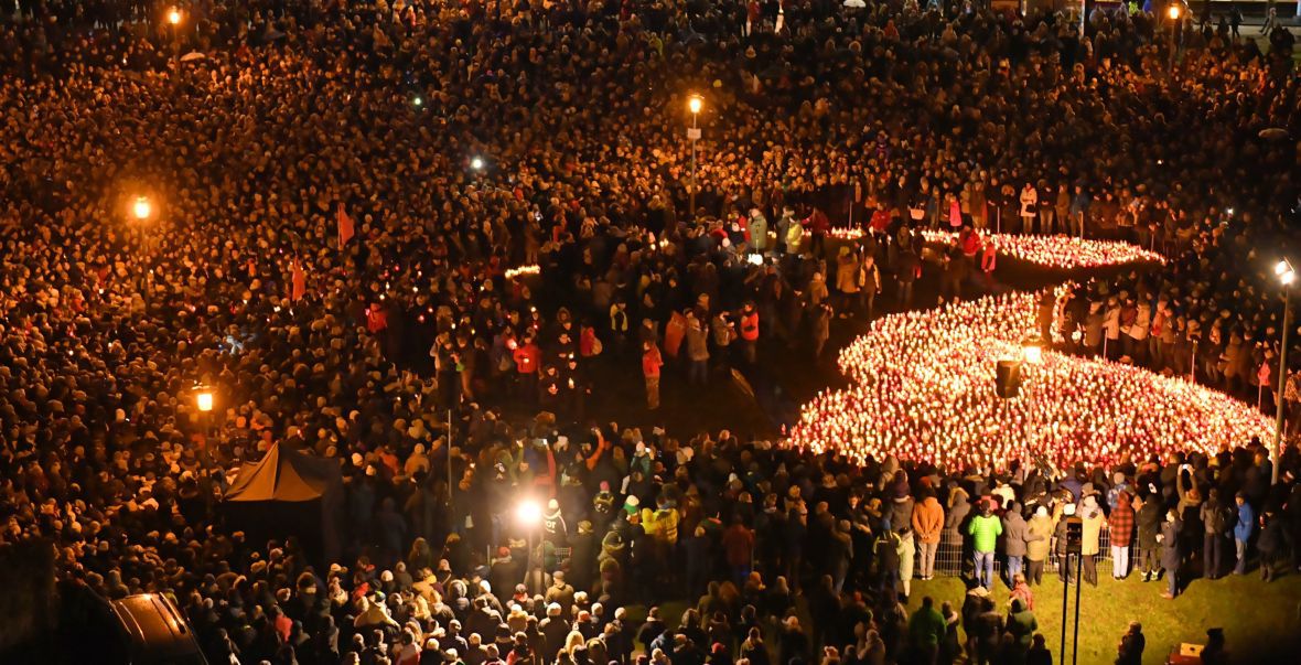 Ułożone ze świec na pl. Solidarności w Gdańsku - Największe Serce Świata. Dla Pawła 