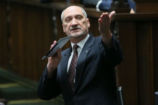 Poseł PiS Antoni Macierewicz podczas wystąpienia w sejmie ws. Amber Gold