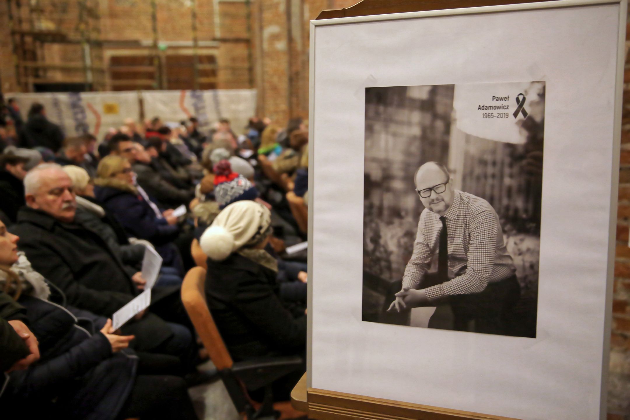 Mieszkańcy Gdańska szukają pomocy po tragicznej śmierci prezydenta Pawła Adamowicza.
