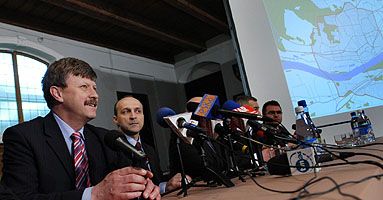 Premier w Toruniu: jadłem drób, witałem się z łabędziami