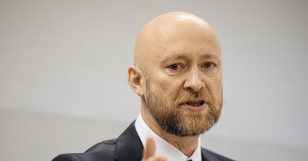 Ofiara ks. Jankowskiego zapowiada: "Złoczyńca spadnie z cokołu!"