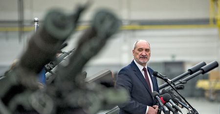 MON kupuje broń propagandową. Macierewicz chce prowadzić wojnę na ulotki, chodzi o "zdobywanie serc i umysłów"